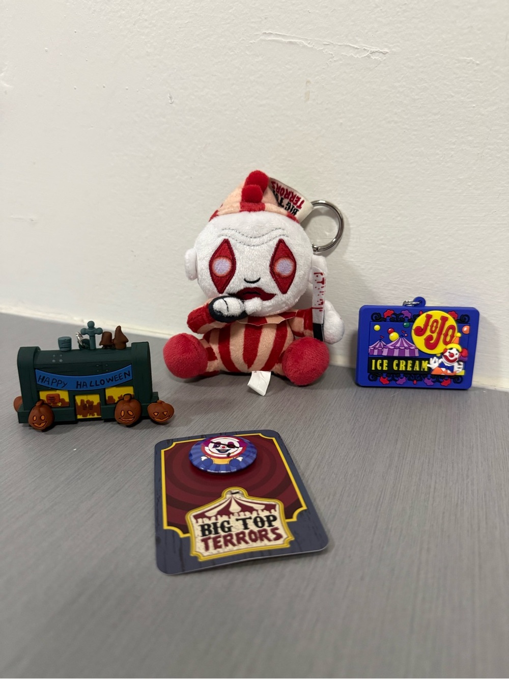 🎃 Halloween Collectible Keychain & Pin Bundle 👻